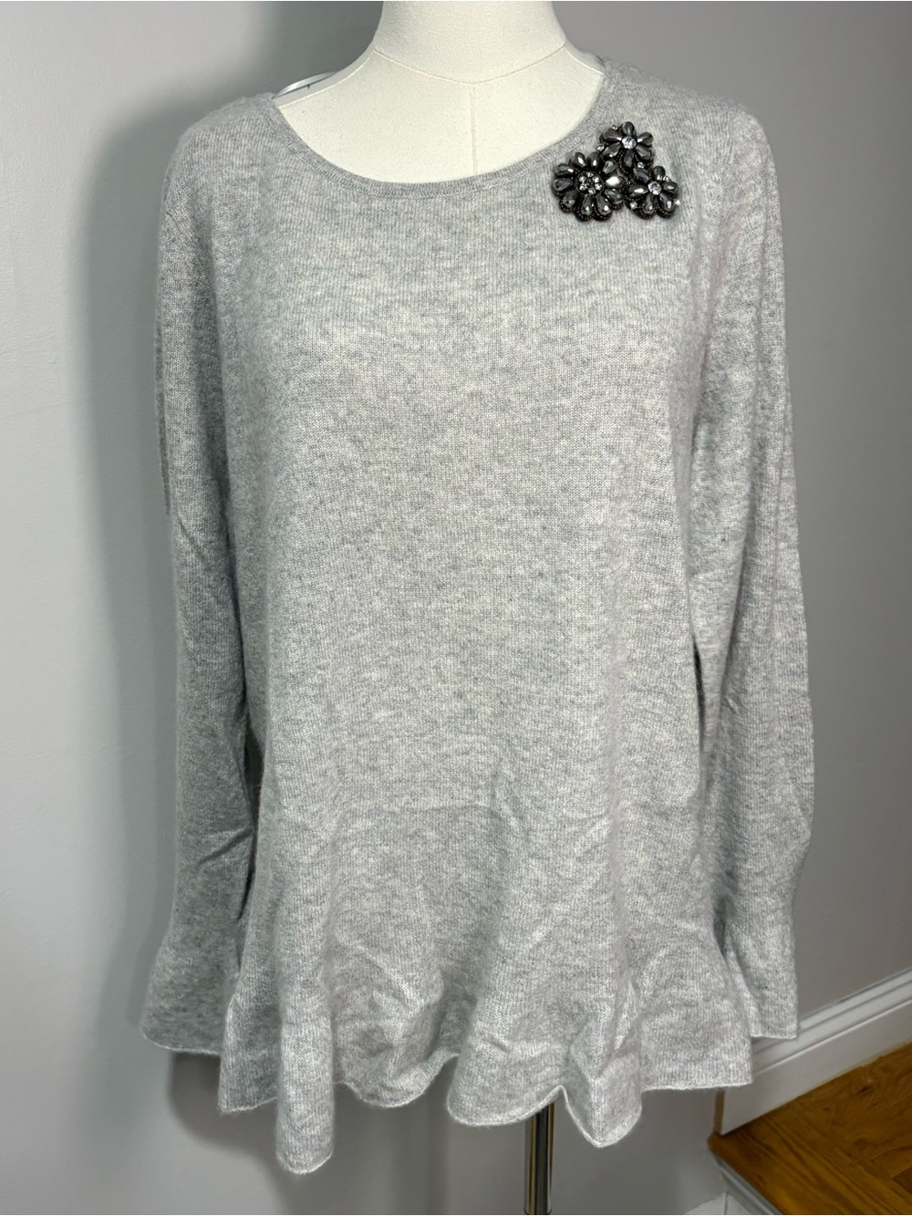 Charter Club 100% Cashmere Sweater Ruffle Hem Embellished Flower Gray Women’s XL